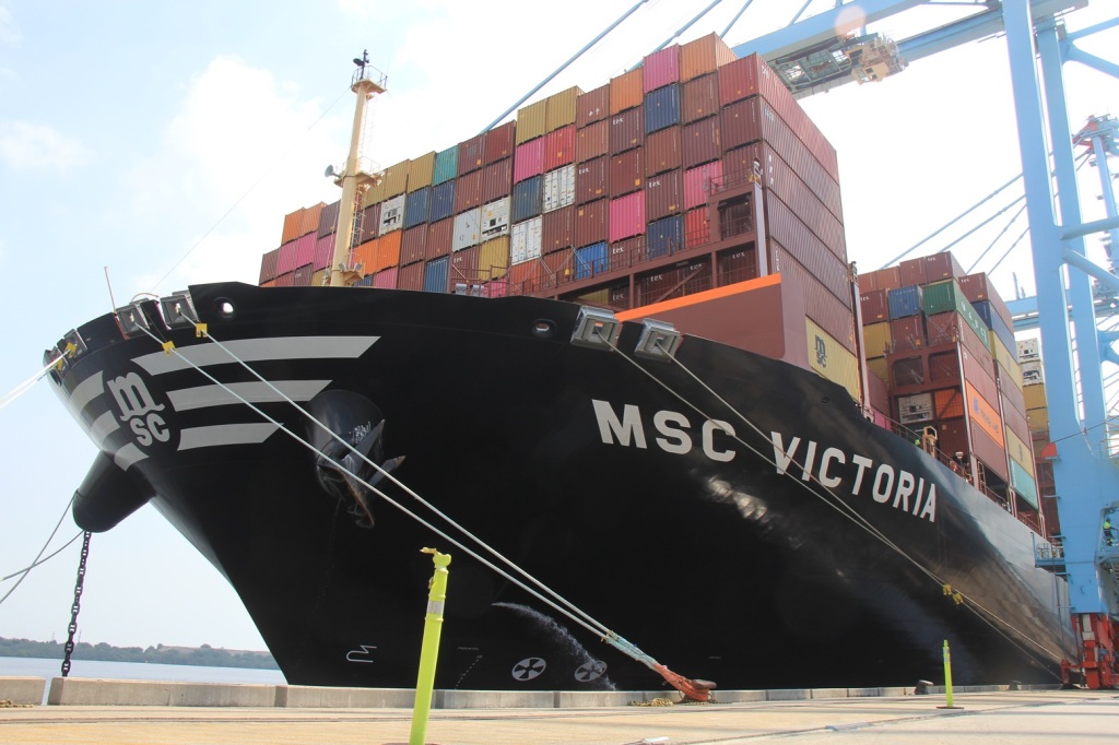 Arriba al puerto buque MSC Victoria