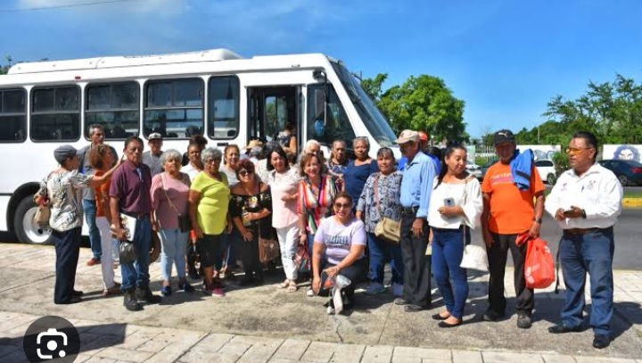 Adultos mayores realizan visita guiada por el Puerto de Lázaro Cárdenas
